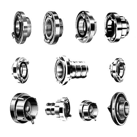 SG00733 Couplings and o-rings To couple a Storz connection, the two opposing couplings are pressed together such that the hooks of each one are inserted into the slots in the flange of the other. Then they are rotated in opposite directions until they are tight, or latched engages.